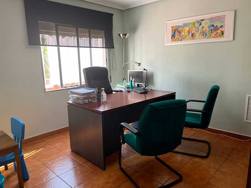 Despacho con mesa y sillas