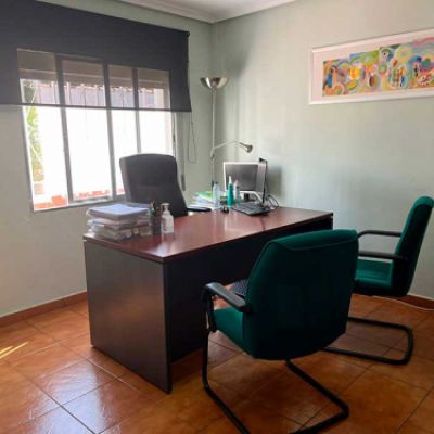 Despacho con mesa y sillas