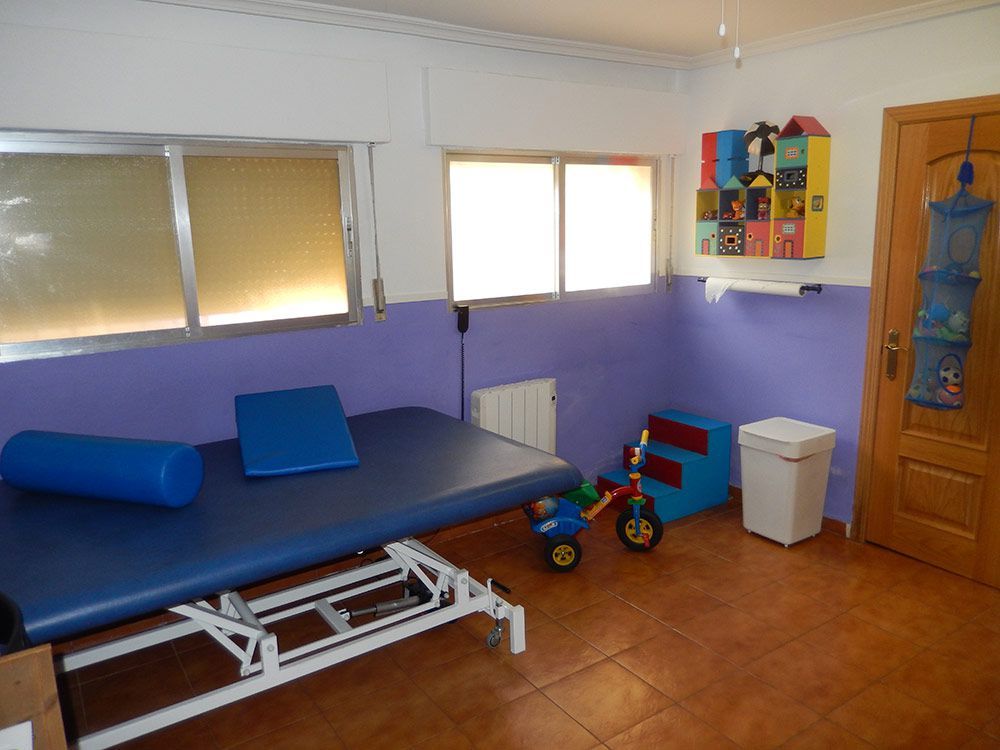 Sala con sillas azules y pared morada