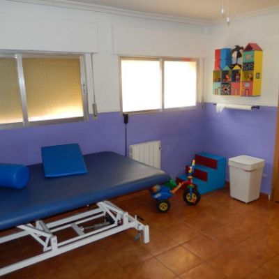 Sala con sillas azules y pared morada